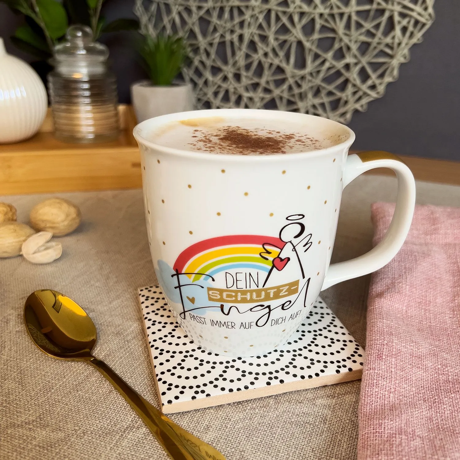 Weiße Porzellan-Tasse mit Schutzengel-Regenbogen-Motiv und Golddruck