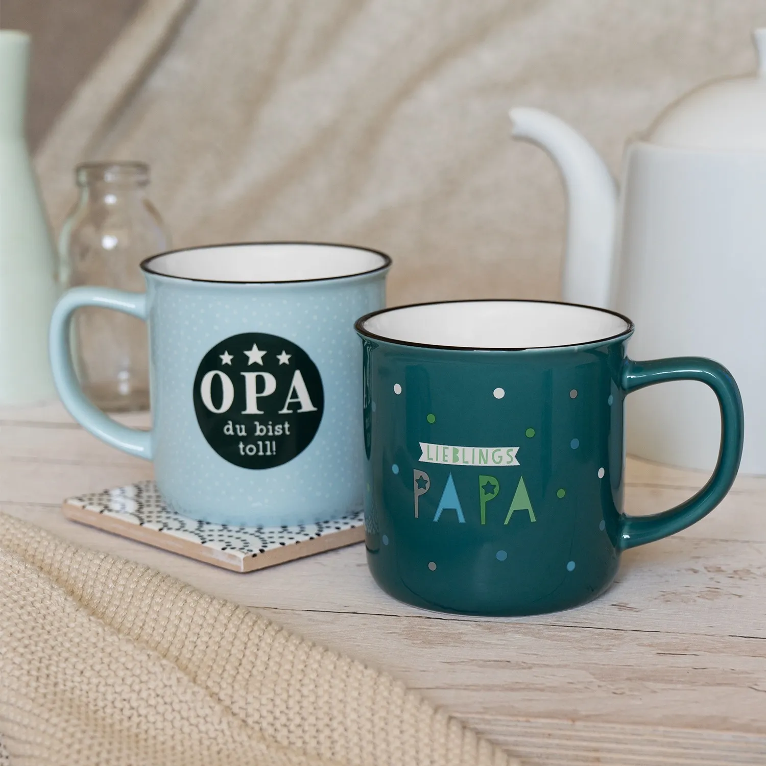 Zwei Becher mit Sprüchen: OPA du bist toll! und LIEBLINGS PAPA, hellblau und petrol, mit Tupfen