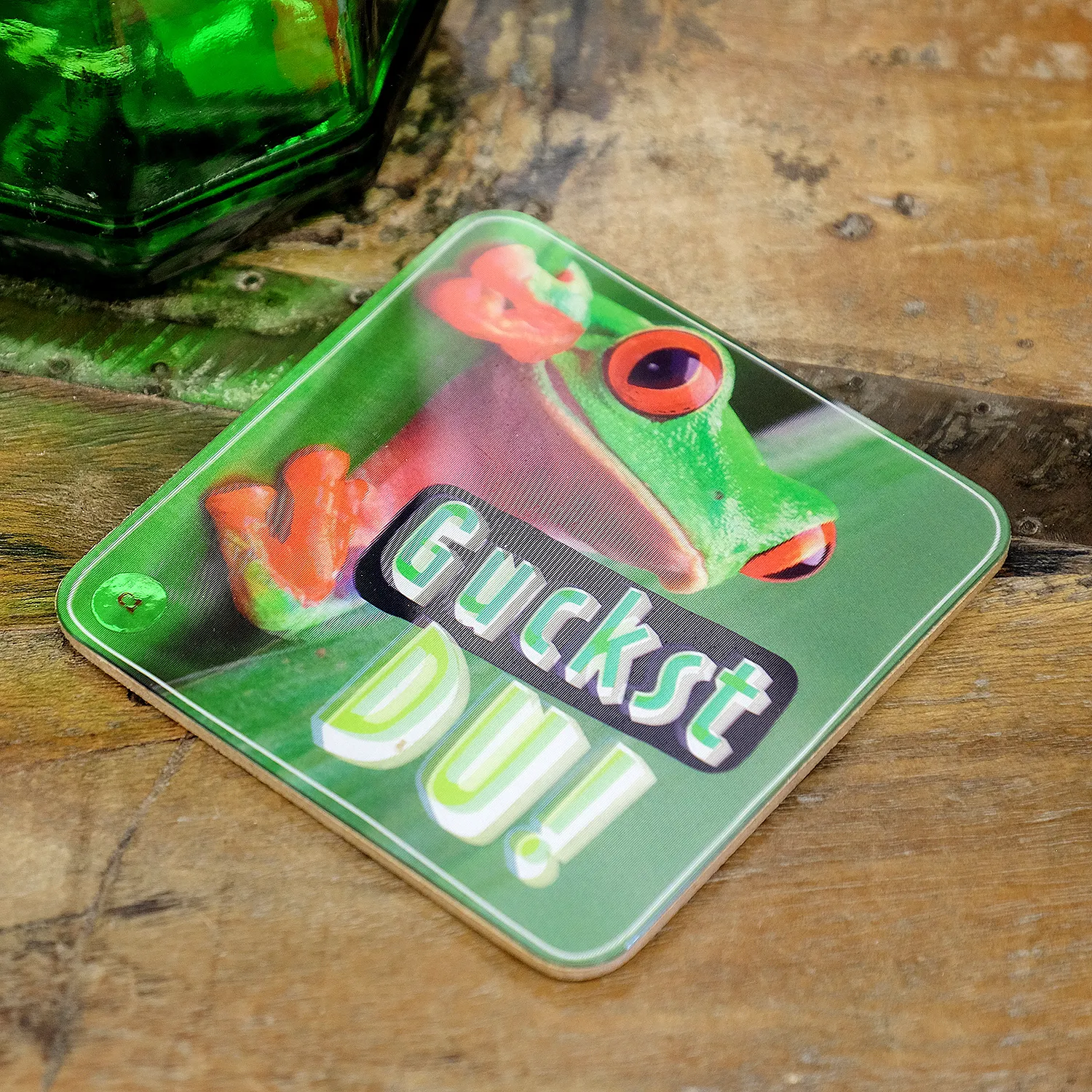 Grüner 3D-Untersetzer mit Froschmotiv und Schriftzug Guckst Du!