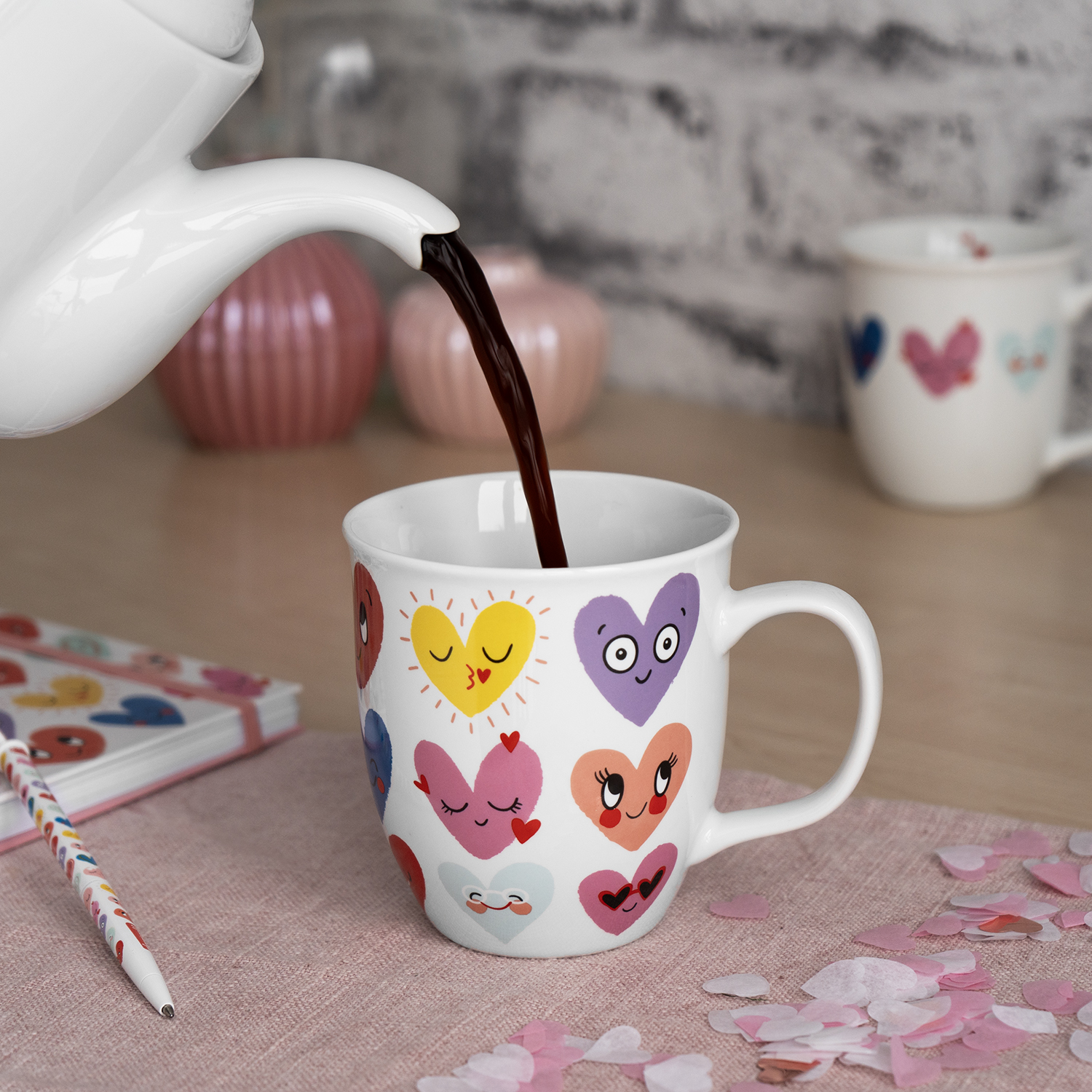 Weiße Tasse Grande »Herzen« mit bunten Herzen und Gesichtern – perfekt für Kaffee oder Tee