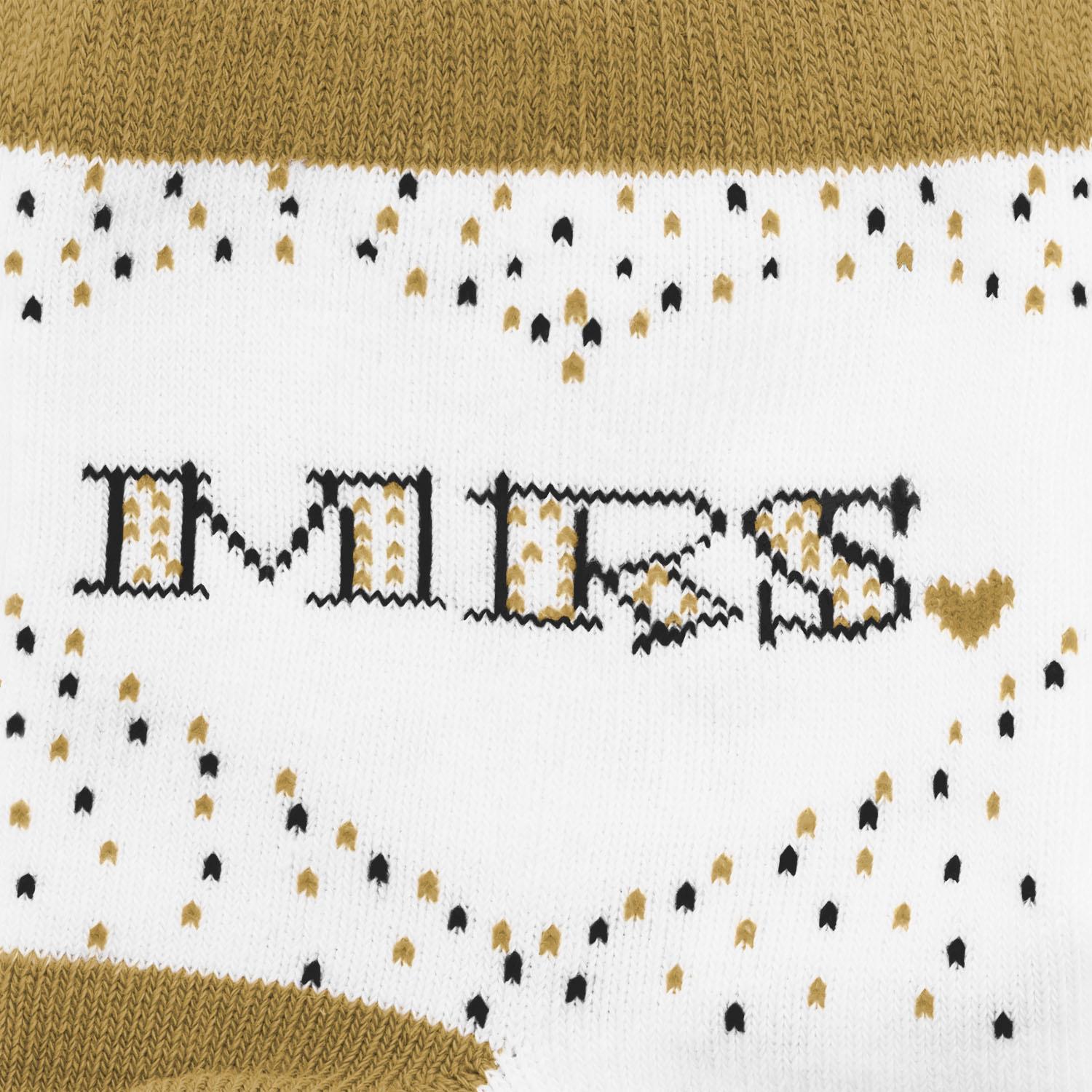 Weiße Zaubersocken mit Gold- und Schwarz-Konfetti und dem Schriftzug 'Mrs'.