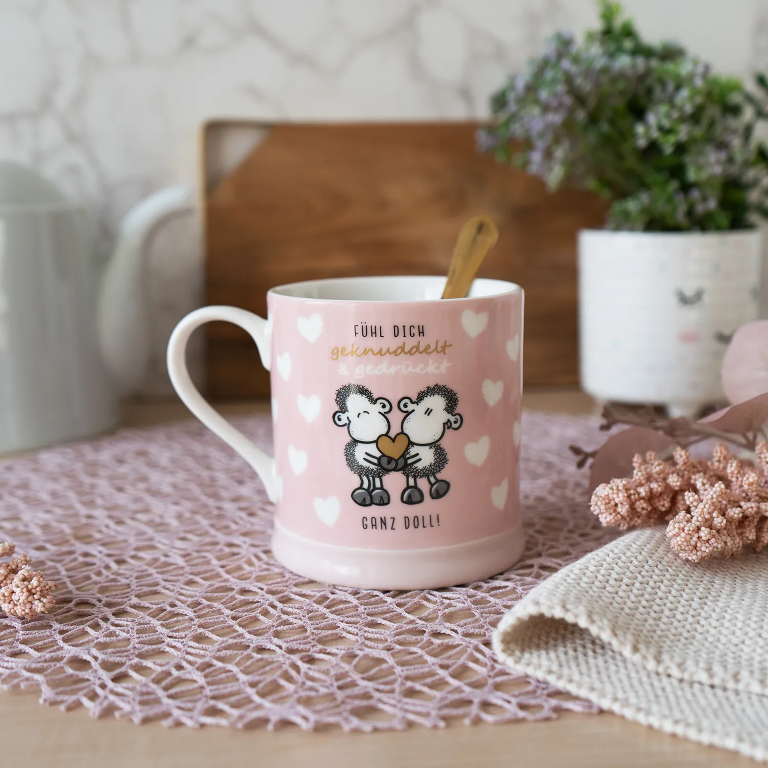 Rosa Porzellan-Tasse mit zwei Schafen, Herzen und Spruch Fühl Dich geknuddelt & gedrückt