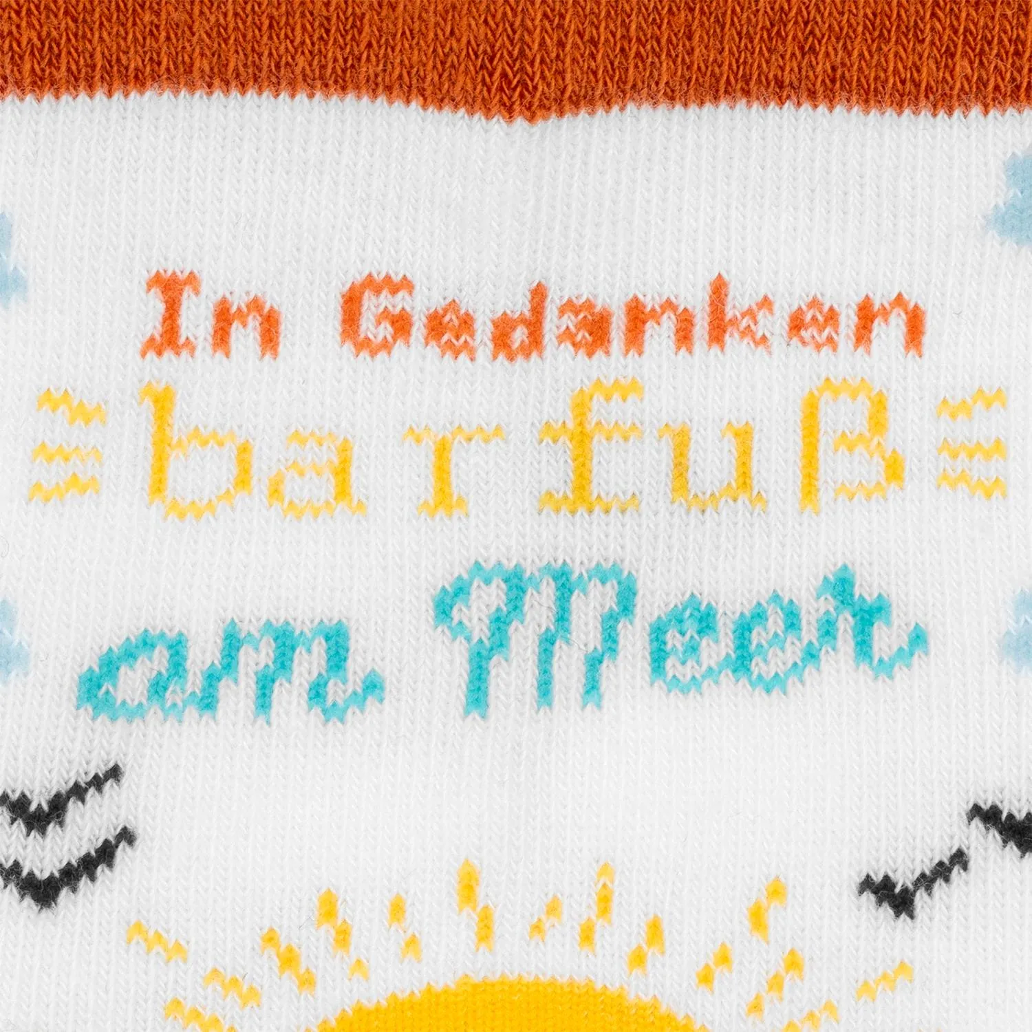 Weiße Stricksocke mit Spruch In Gedanken barfuß am Meer in Orange, Gelb und Blau