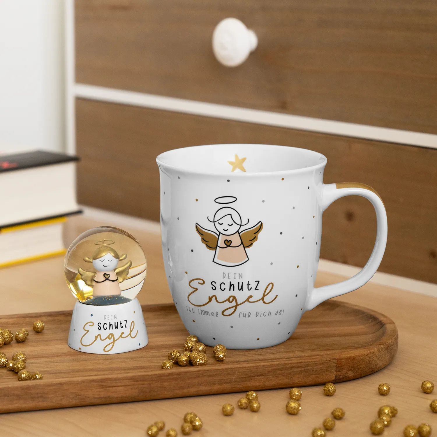 Weiße Porzellan-Tasse mit Engel-Motiv und Goldakzenten