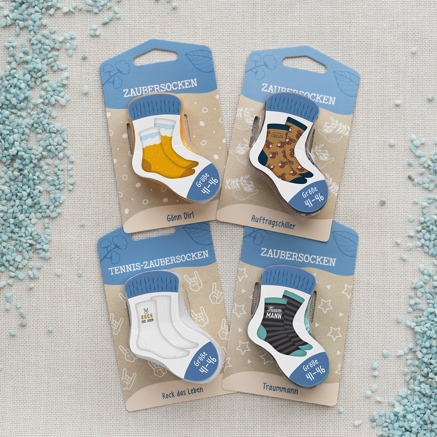 Vier bunte Zaubersocken im Geschenkset auf hellbraunem Hintergrund