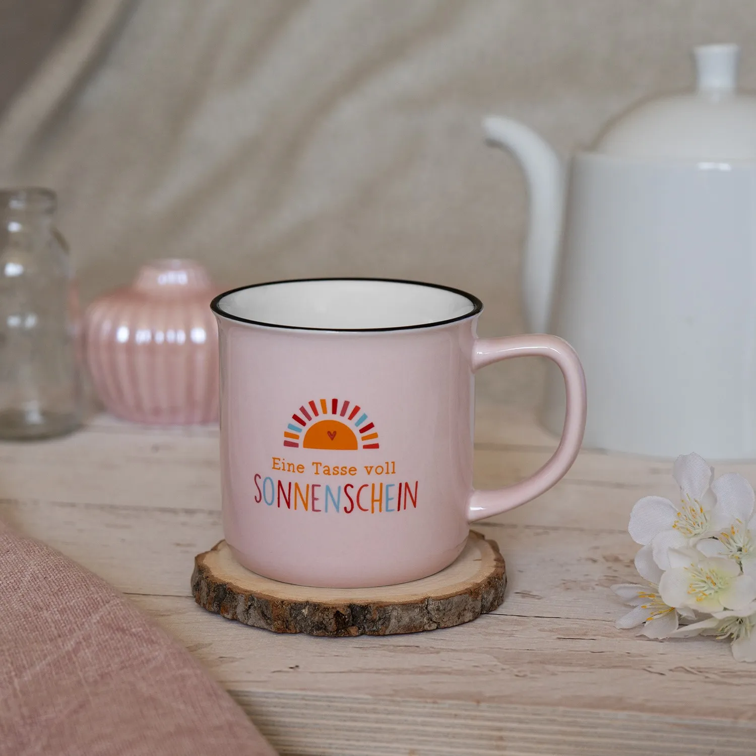Rosa Porzellan-Lieblingstasse mit Sonnenmotiv und buntem Schriftzug