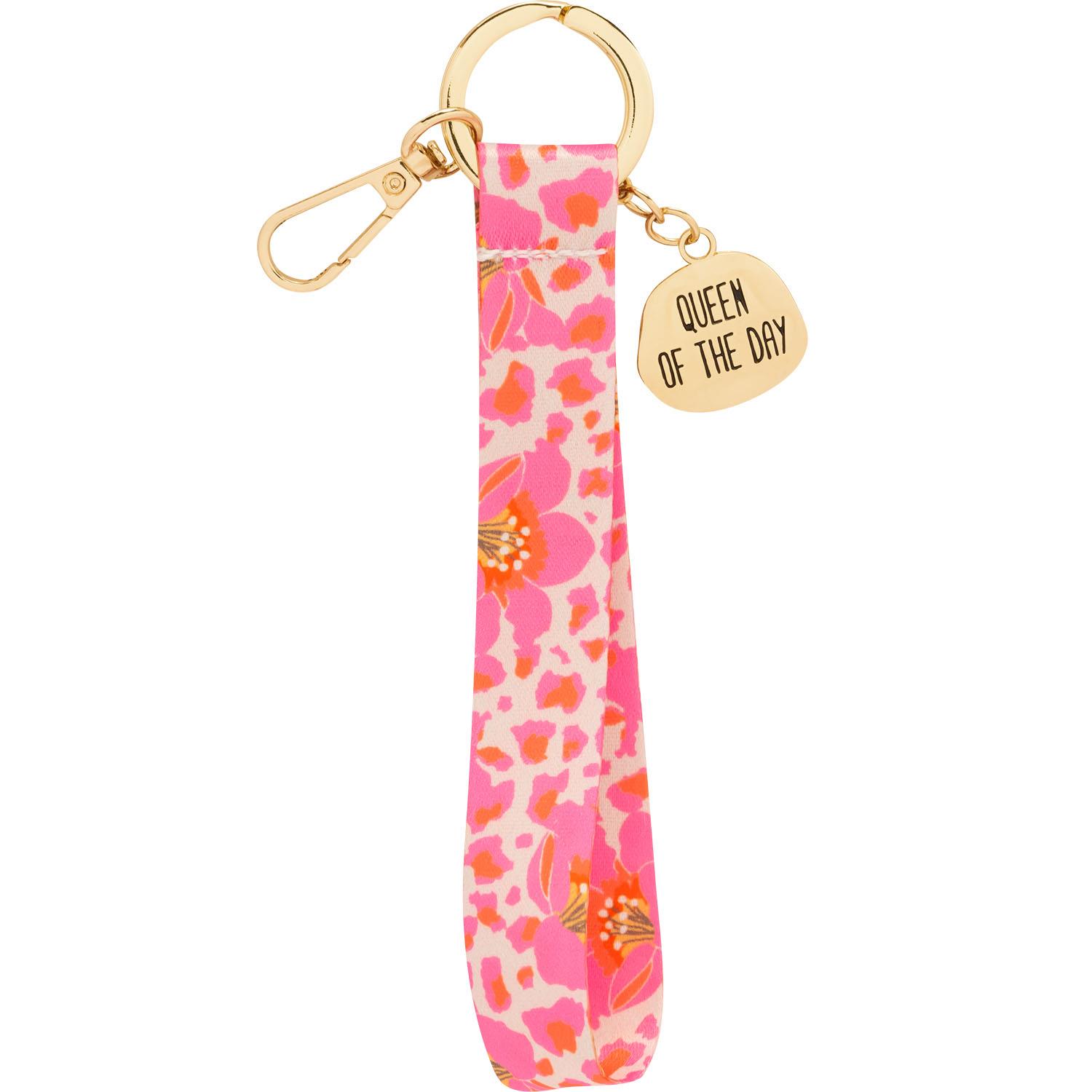 Pinkes Leopardenmuster-Schlüsselband mit goldenen Metallteilen und Herz-Anhänger 'Queen of the Day'.