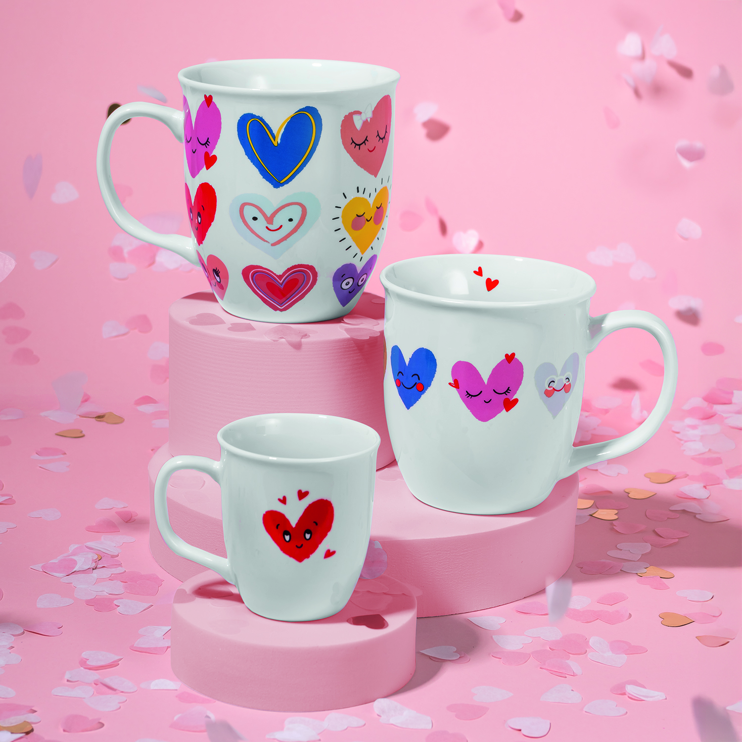 Weiße Espressotasse mit bunten Herzen und Gesichtern, verspielt und freundlich.