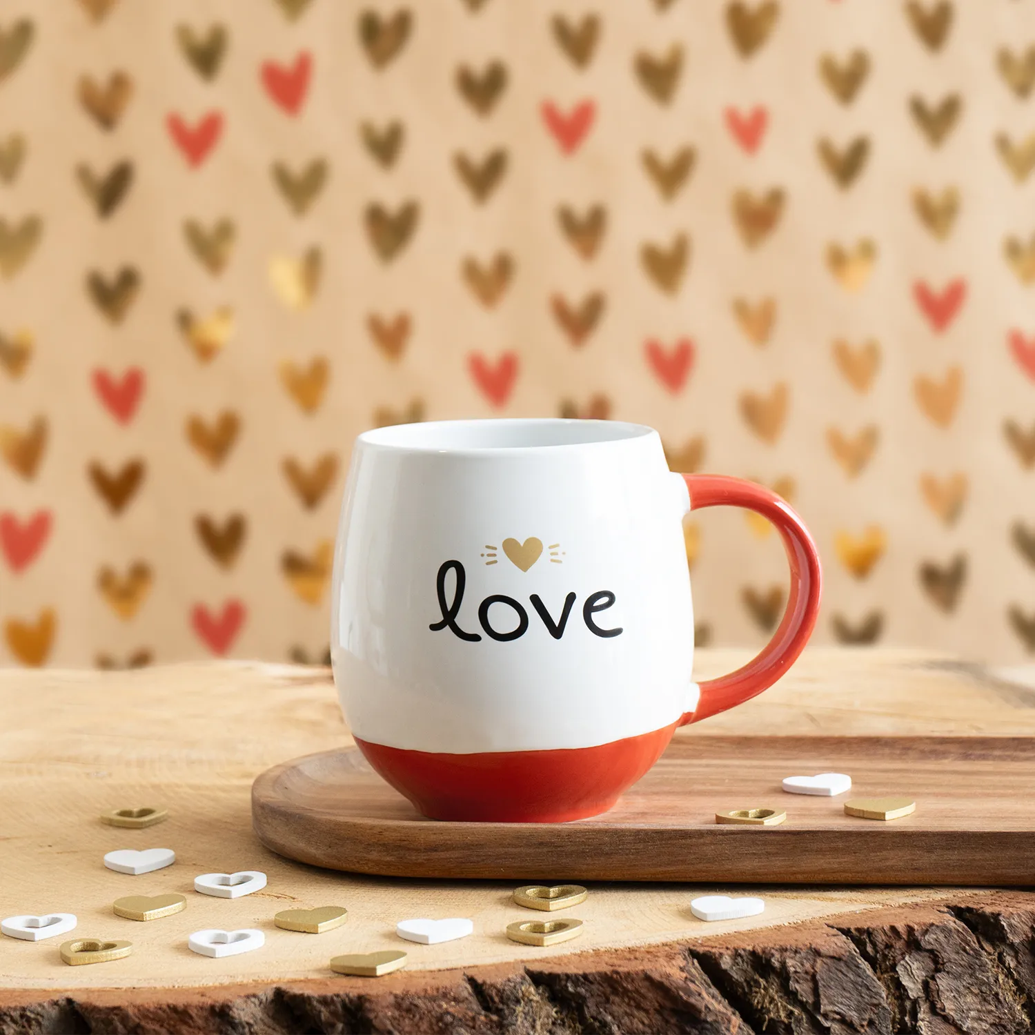 Weiße Porzellan-Tasse mit rotem Henkel und rotem Boden, Love-Schriftzug mit Goldherz.