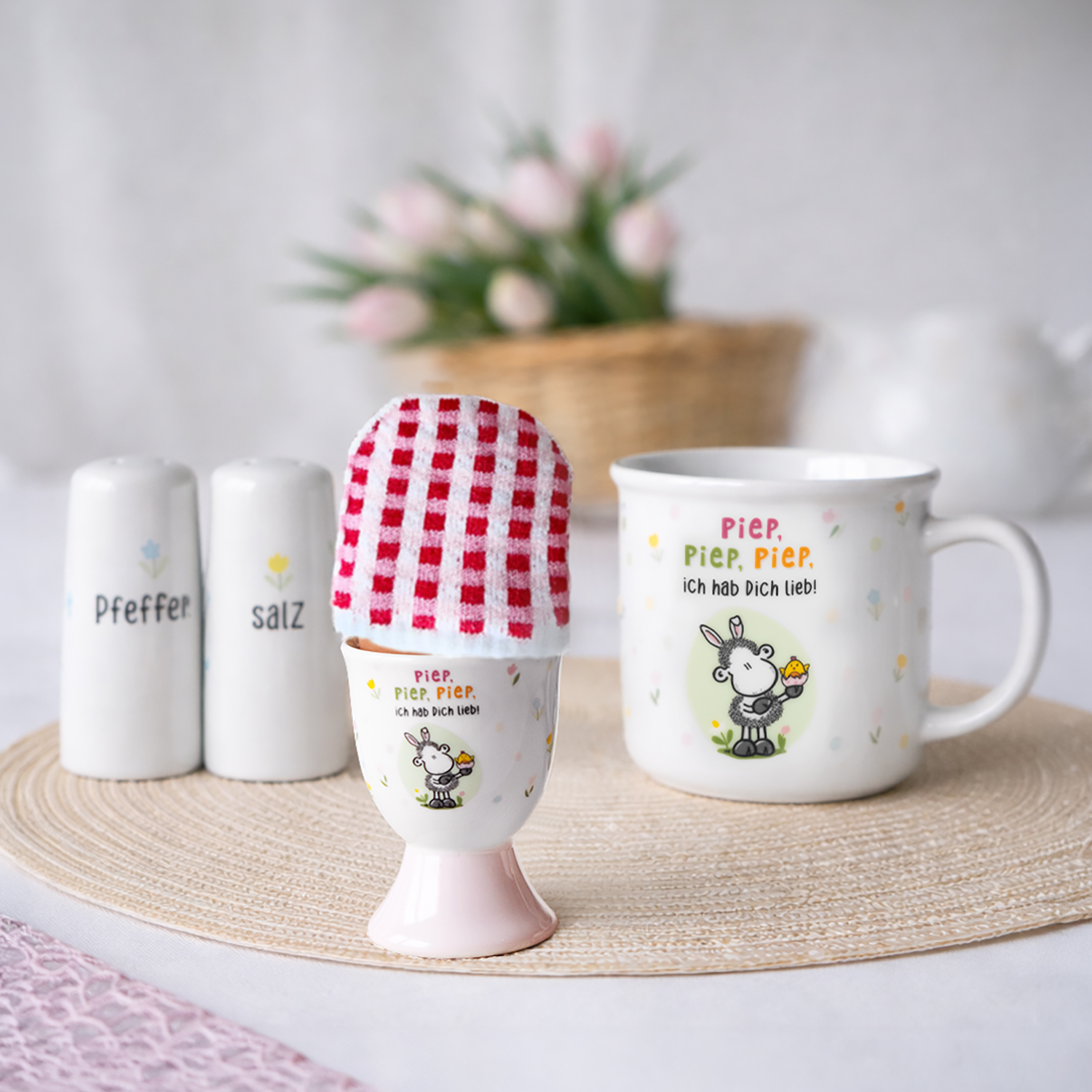 Oster-Set mit Schaf-Motiv: Tasse, Eierbecher, Eierwärmer und Salz-/Pfefferstreuer