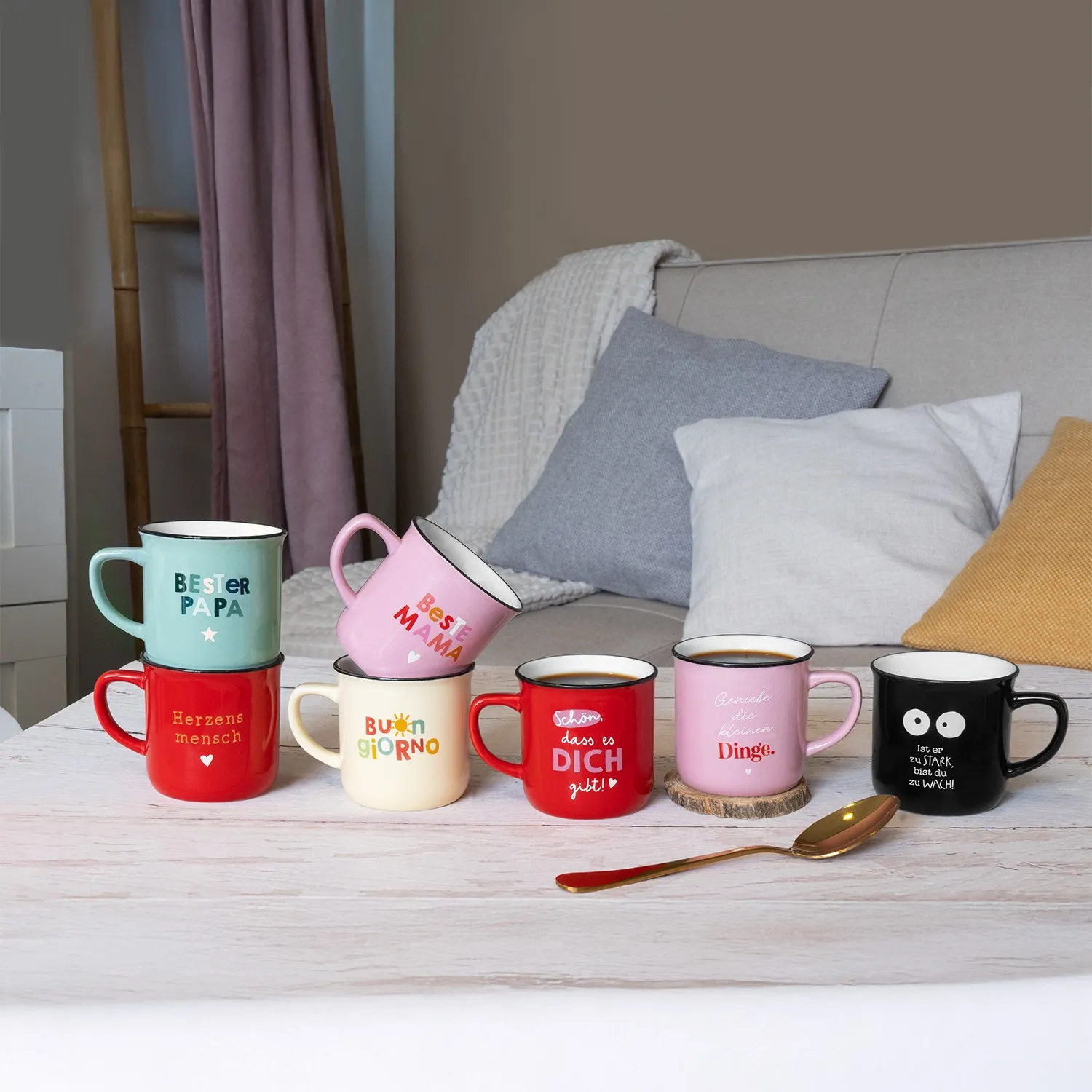 Set bunter Keramik-Espressobecher mit Mama-/Papa-Sprüchen in Pastellfarben.