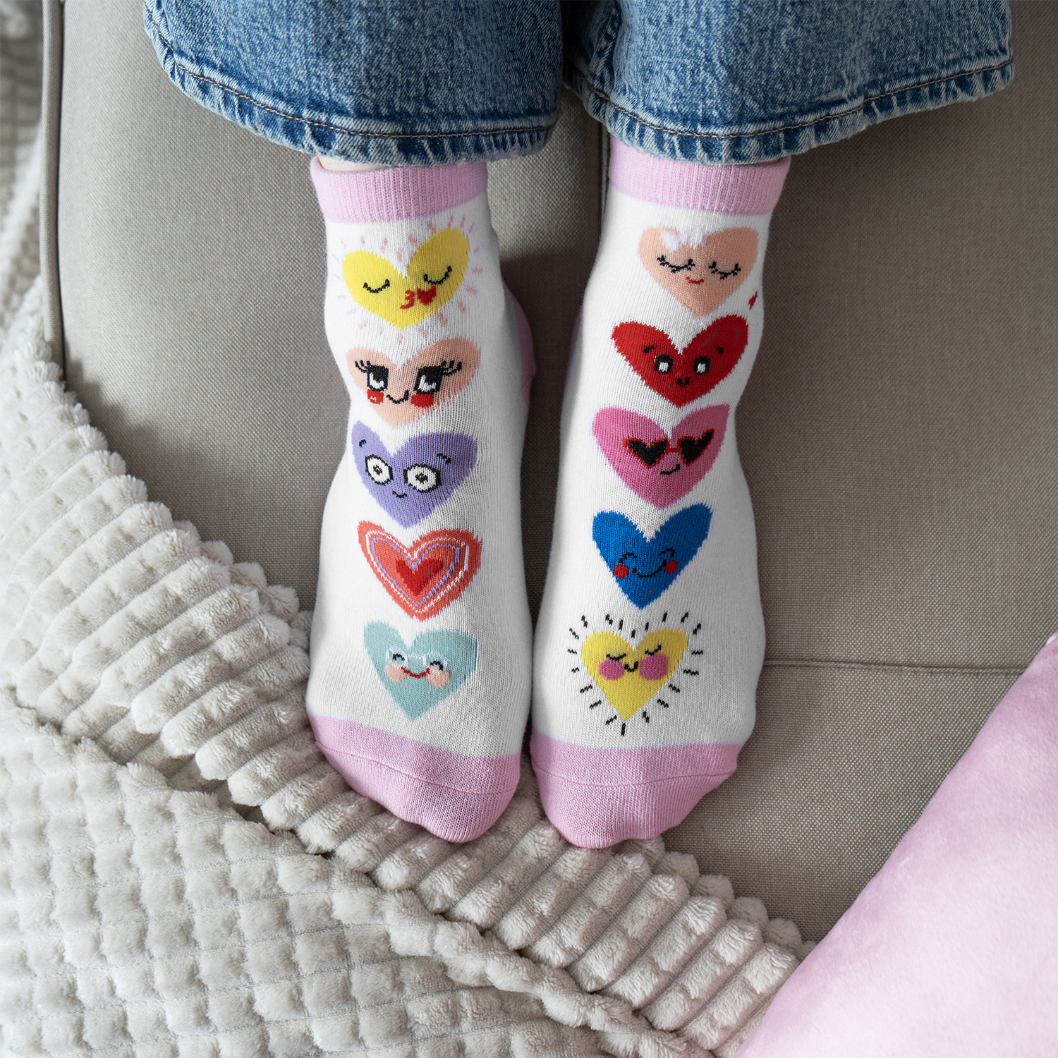 Weiße Zaubersocken mit bunten, lachenden Herzen und rosa Spitzen.