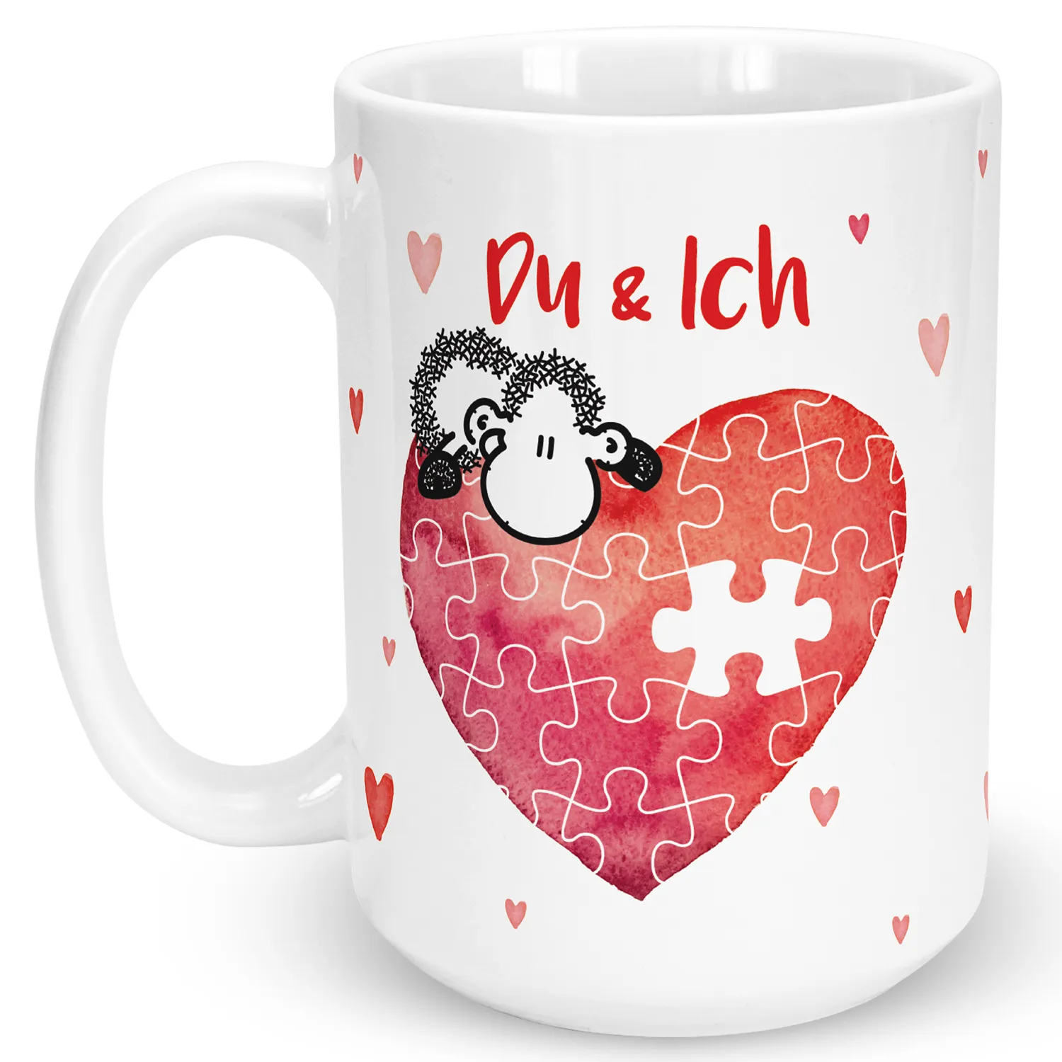 Weiße Keramik-Tasse mit Herz-Puzzle und Schäfchen – personalisierbar.