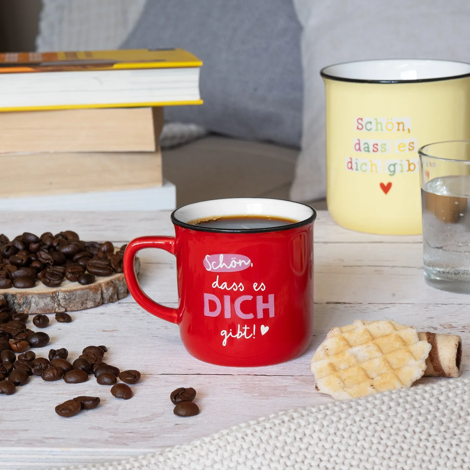 Roter Espressobecher mit weißem Innenraum und Schriftzug 'Schön, dass es DICH gibt!'