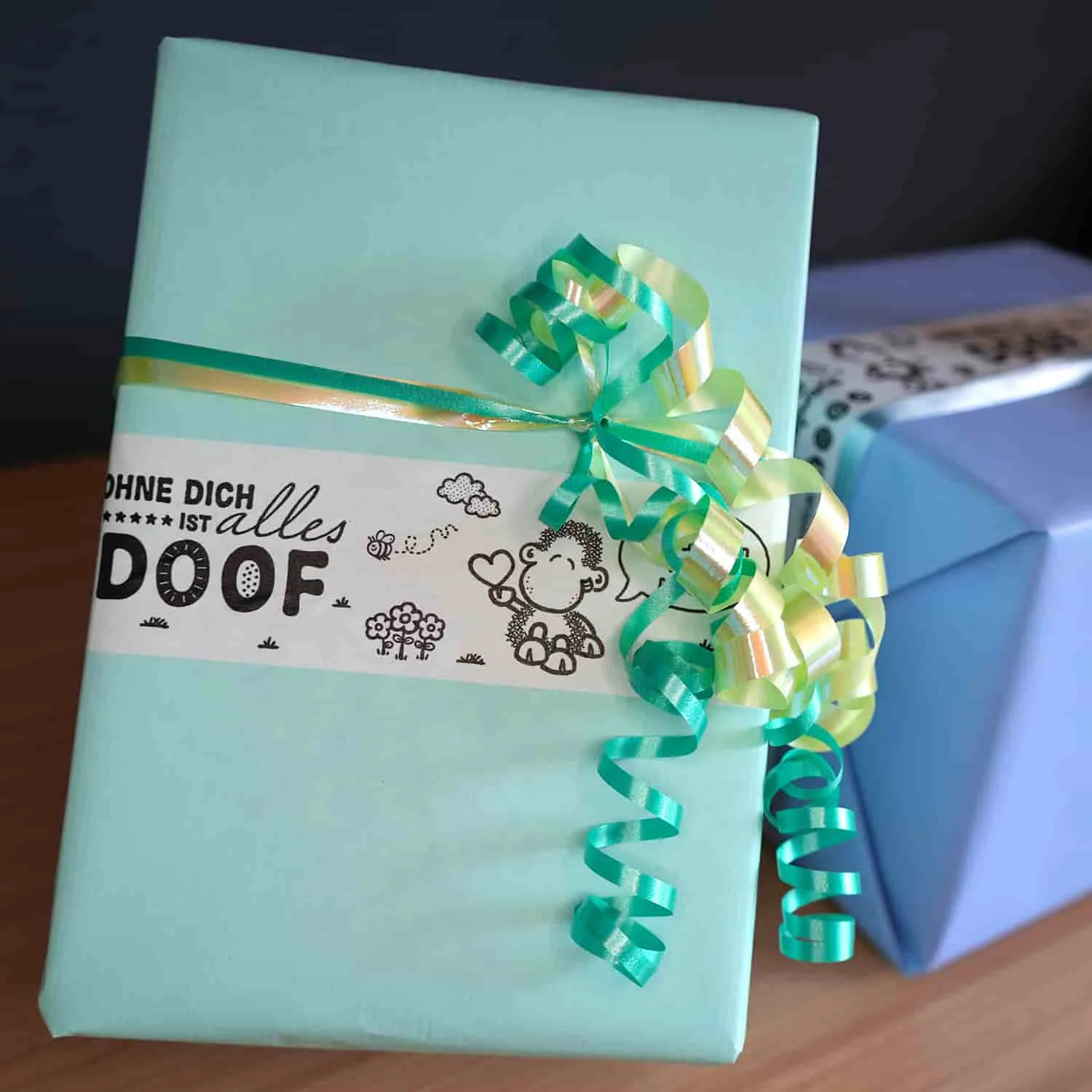 Geschenk mit Geschenkband verpackt
