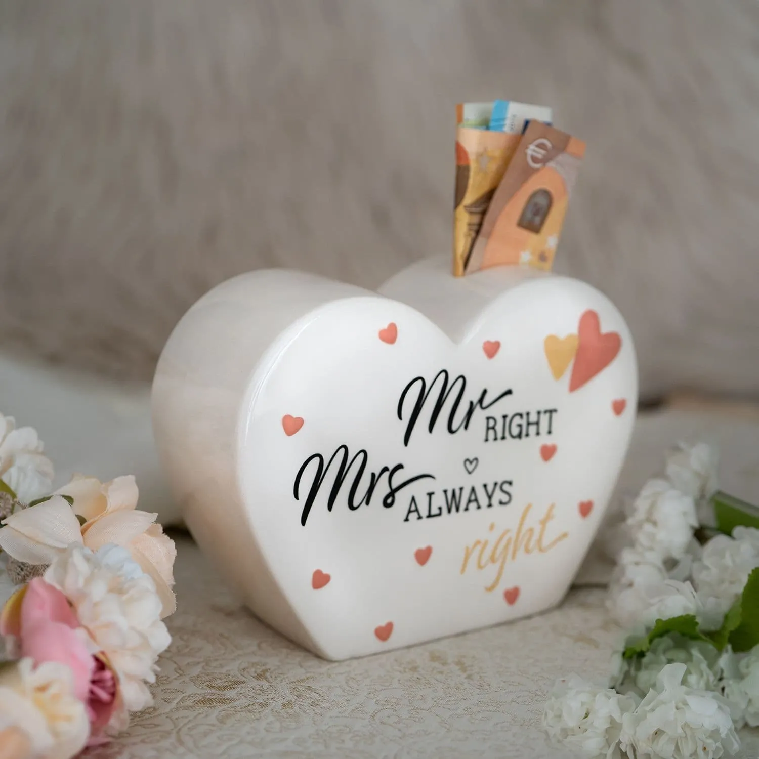 Weiße herzförmige Spardose mit kleinen Herzen in, mit dem Spruch "Mr right mrs always right"