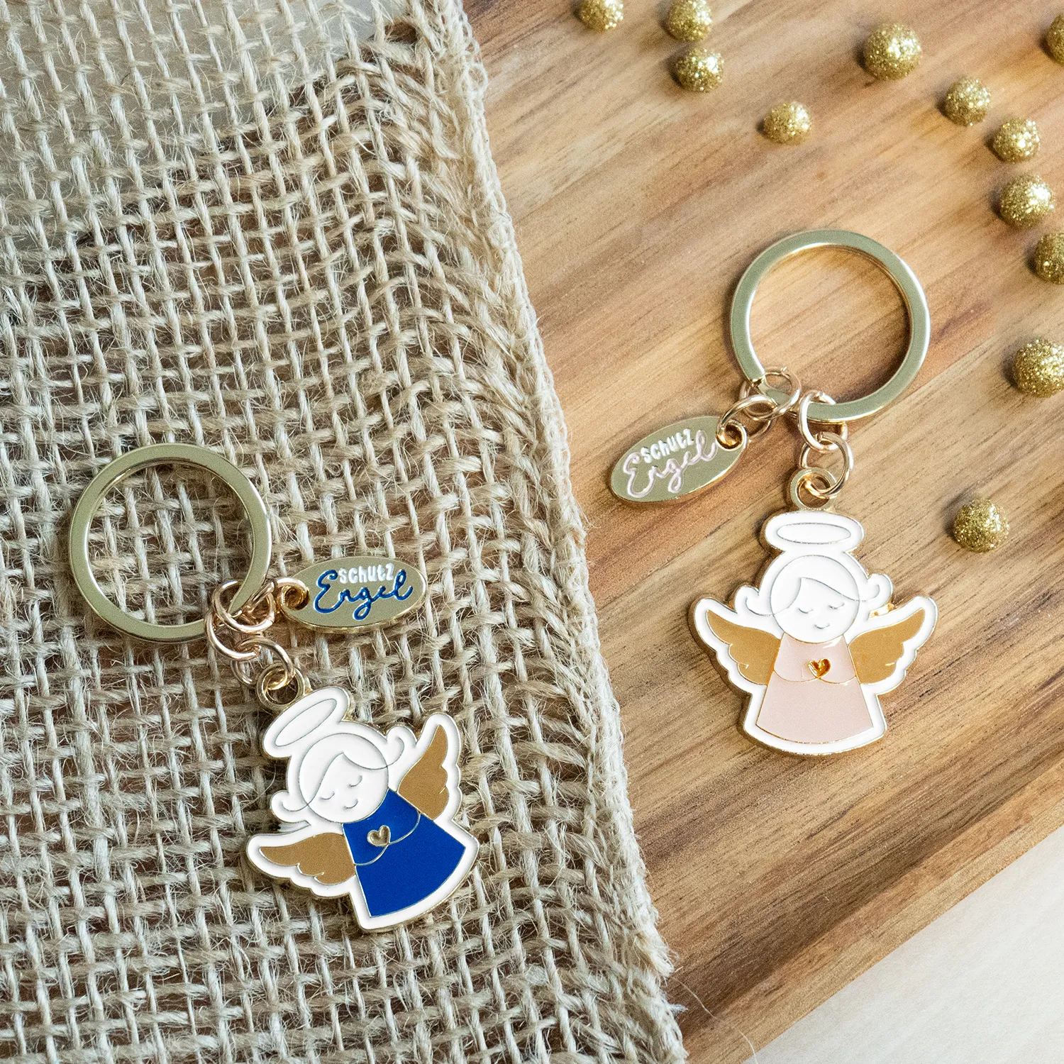 Schlüsselanhänger-Set Engel mit zwei Anhängern in Blau und Rosa, goldene Flügel