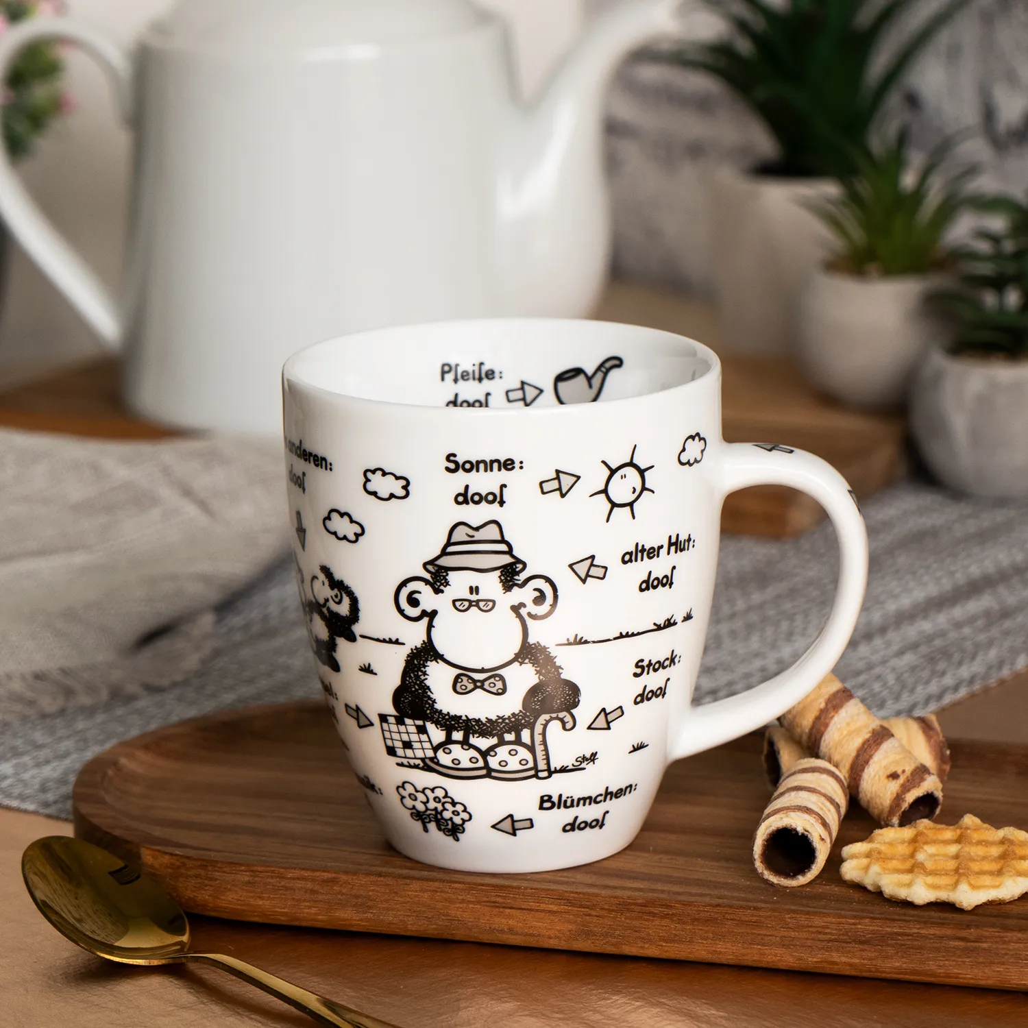 Weiße Porzellans-Tasse mit schwarzem Sheepworld-Doodle und Spruch 'Ohne Opa ist alles doof'.
