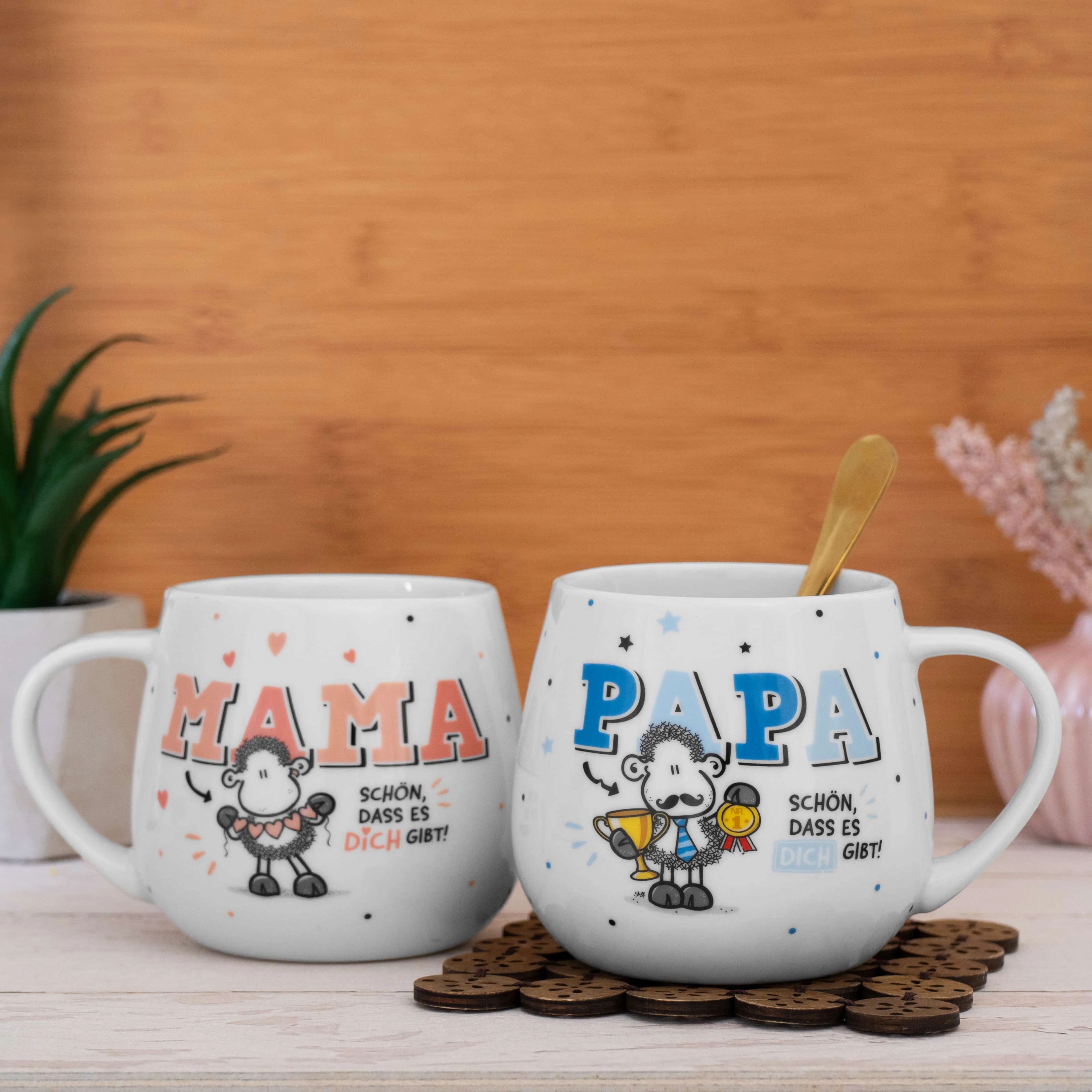 Weiße Tasse mit blauem PAPA-Motiv und Spruch 'Schön, dass es DICH gibt!'