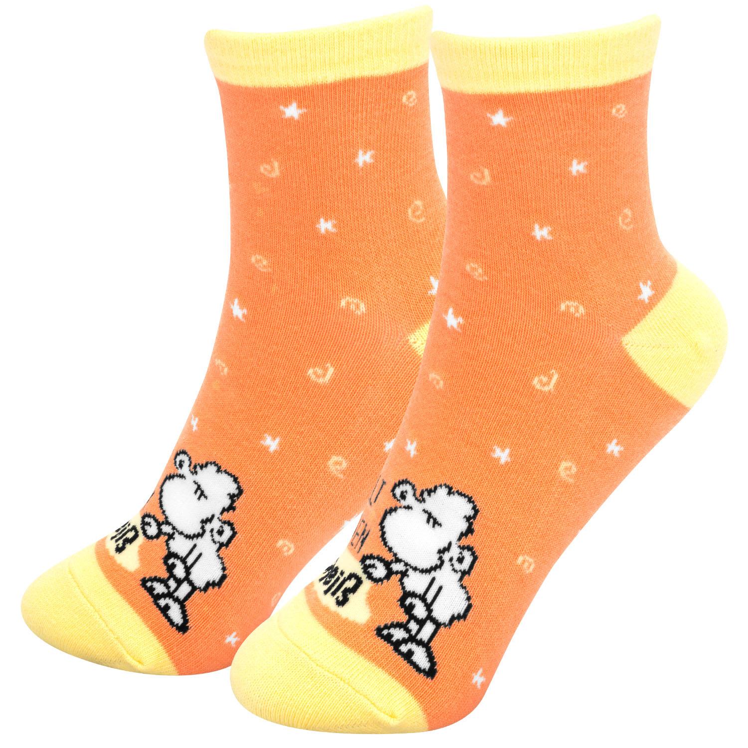 Paar orange Socken mit gelbem Rand und Schaf-Motiven.