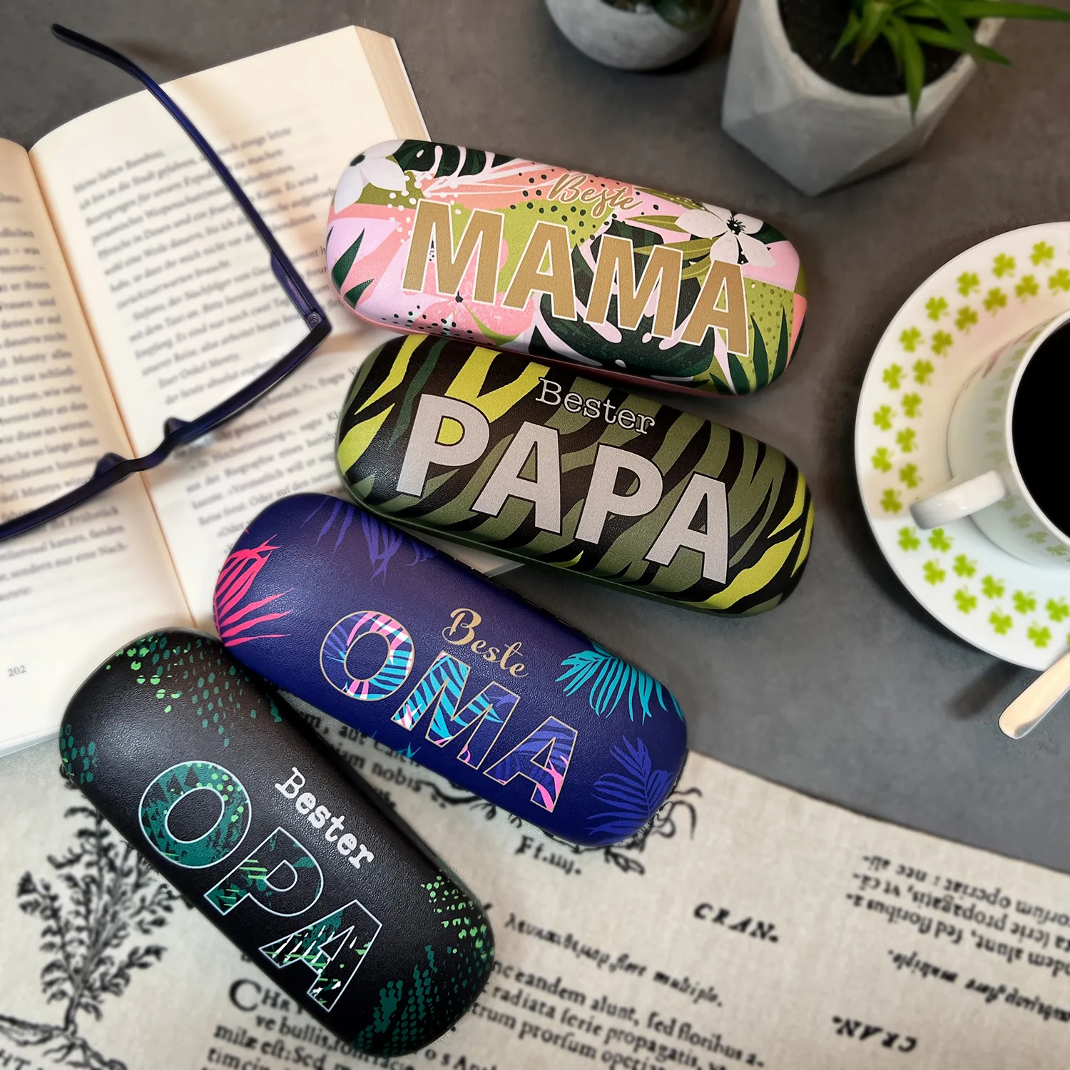 Hartschalen-Brillenetui aus PVC mit buntem Oma-Motiv und Golddruck, 17,5 x 6 x 3,5 cm