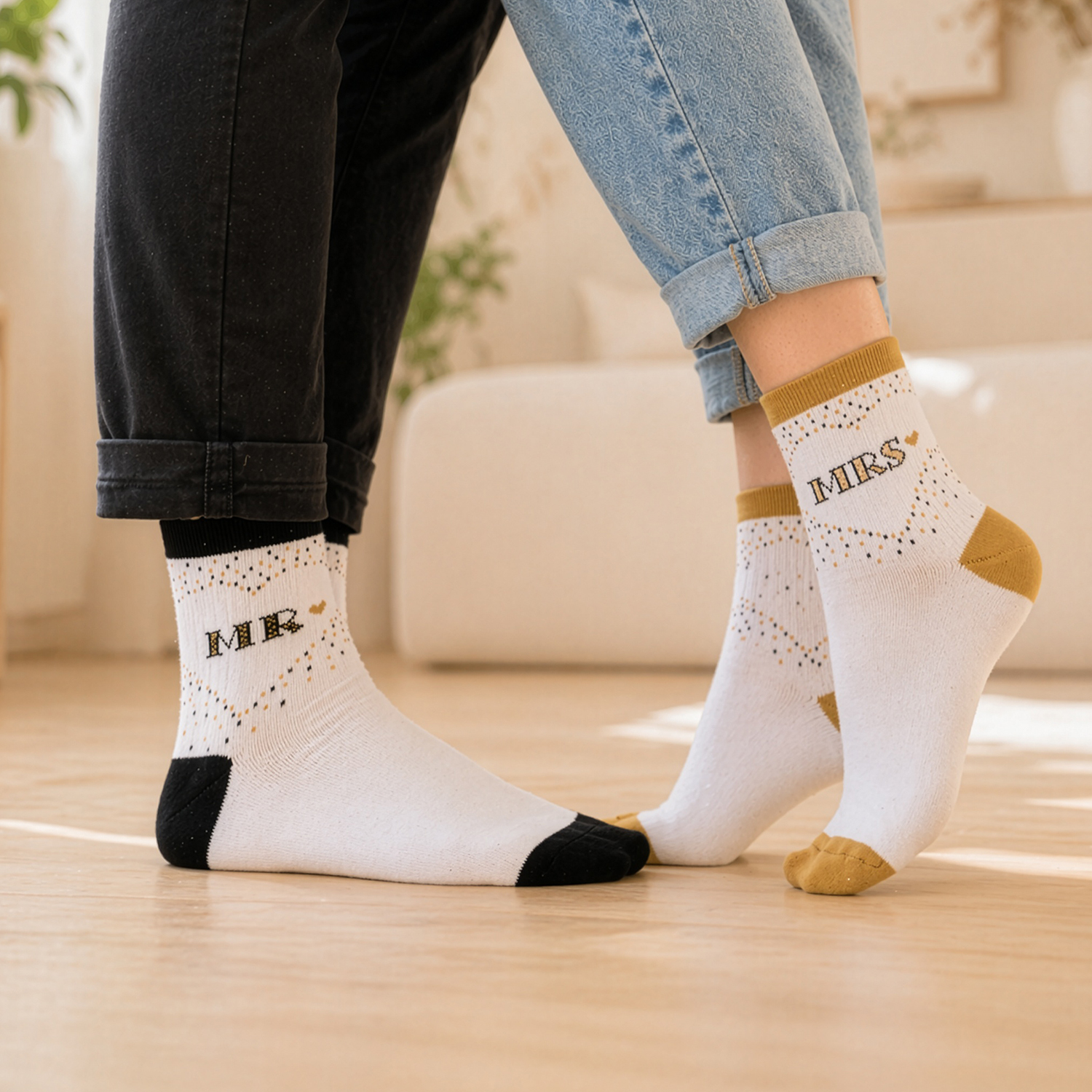Weiße Zaubersocken mit MRS-Schriftzug und goldbraunem Punktemuster