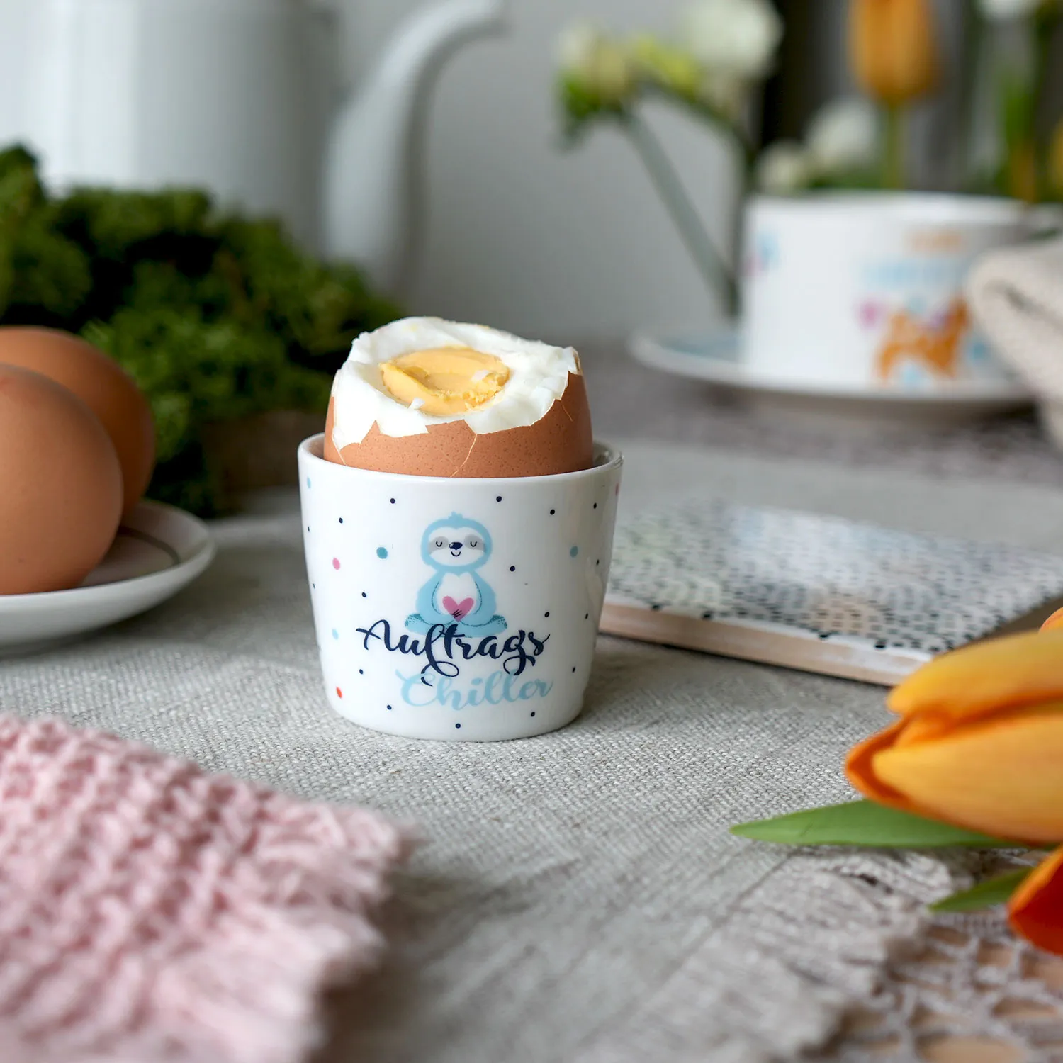 Weißer Eierbecher mit Faultier-Motiv und Herz in Blau, Punktmuster