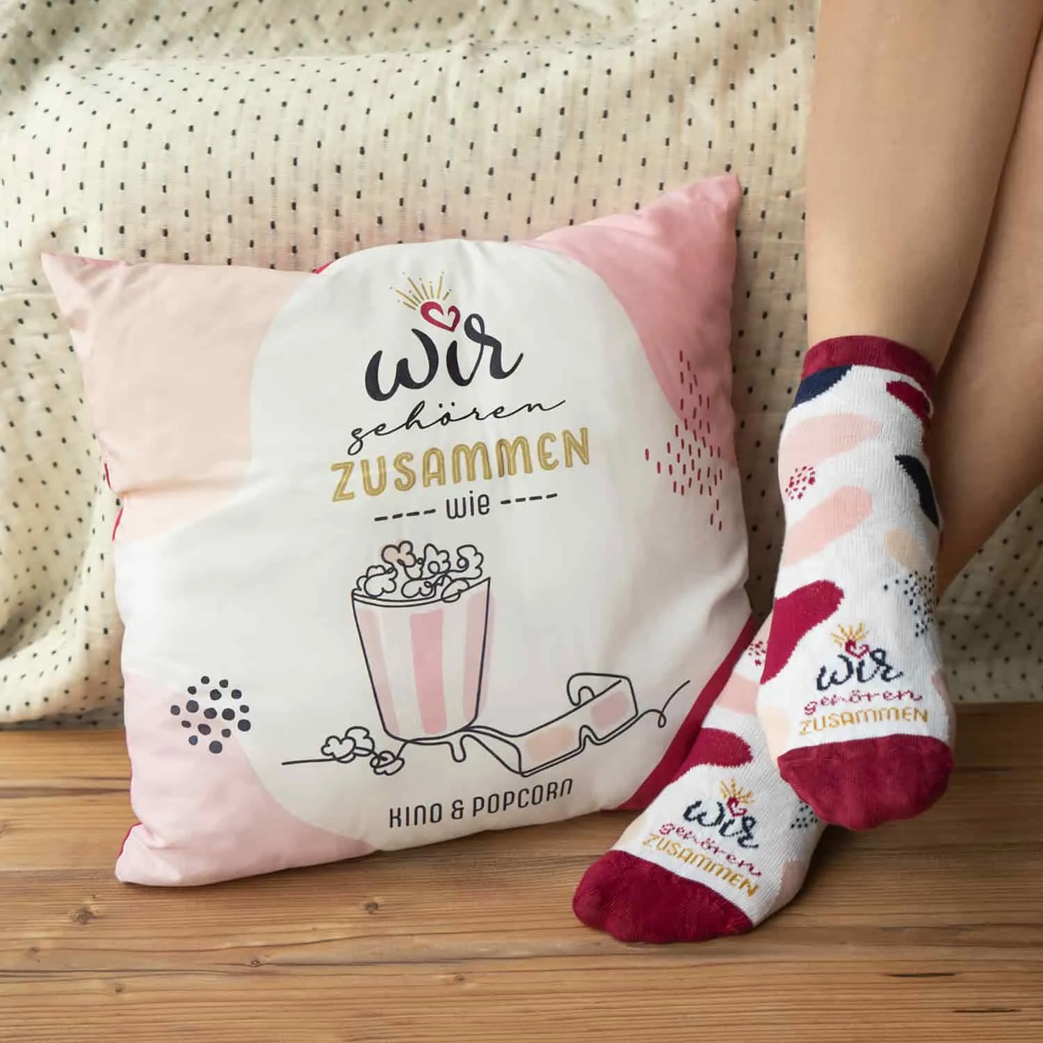 Geschenkset bestehend aus Kissen und Socken