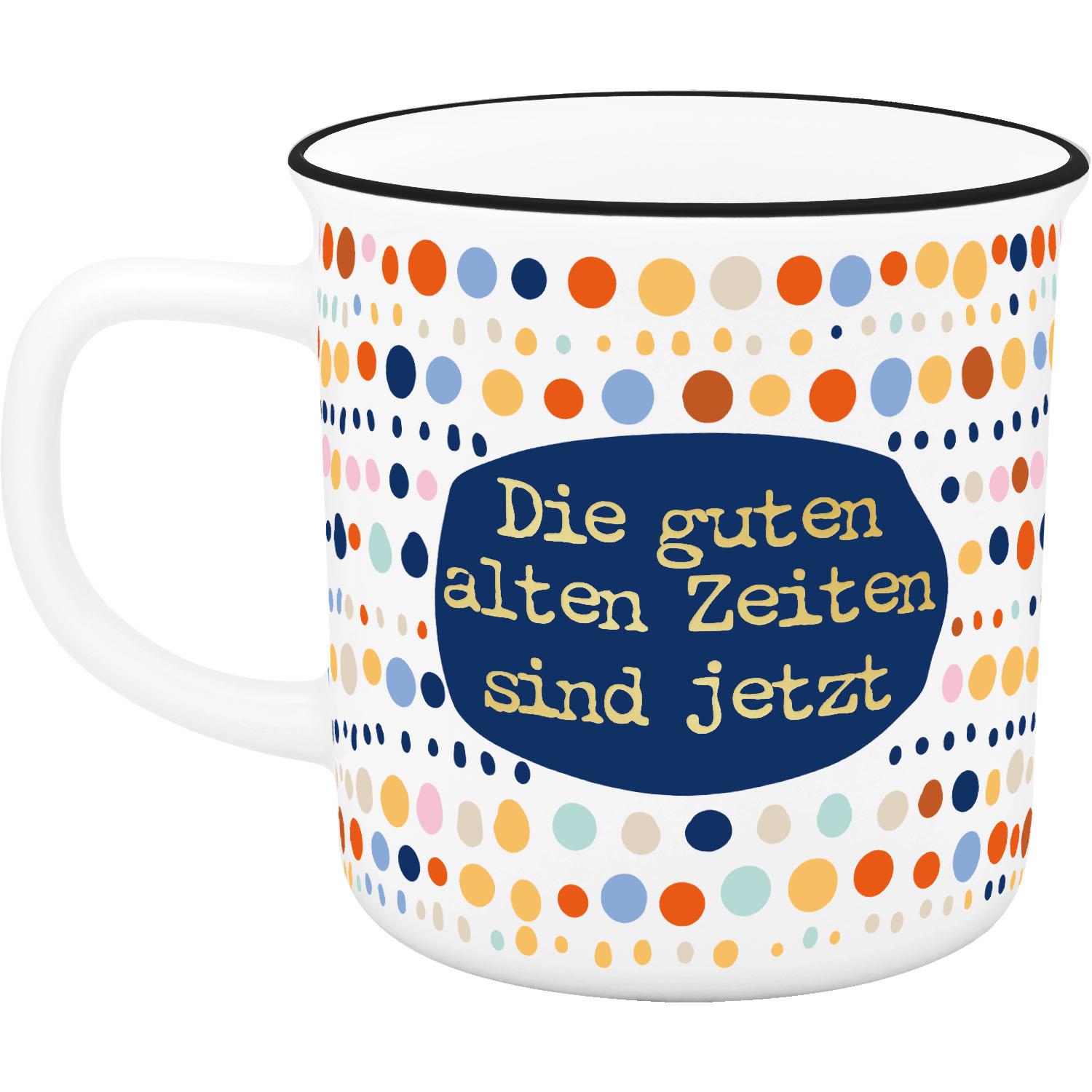 Weißer XL-Becher mit buntem Punktmuster und dunkelblauer Sprechblase mit dem Text Die guten alten Zeiten sind jetzt.