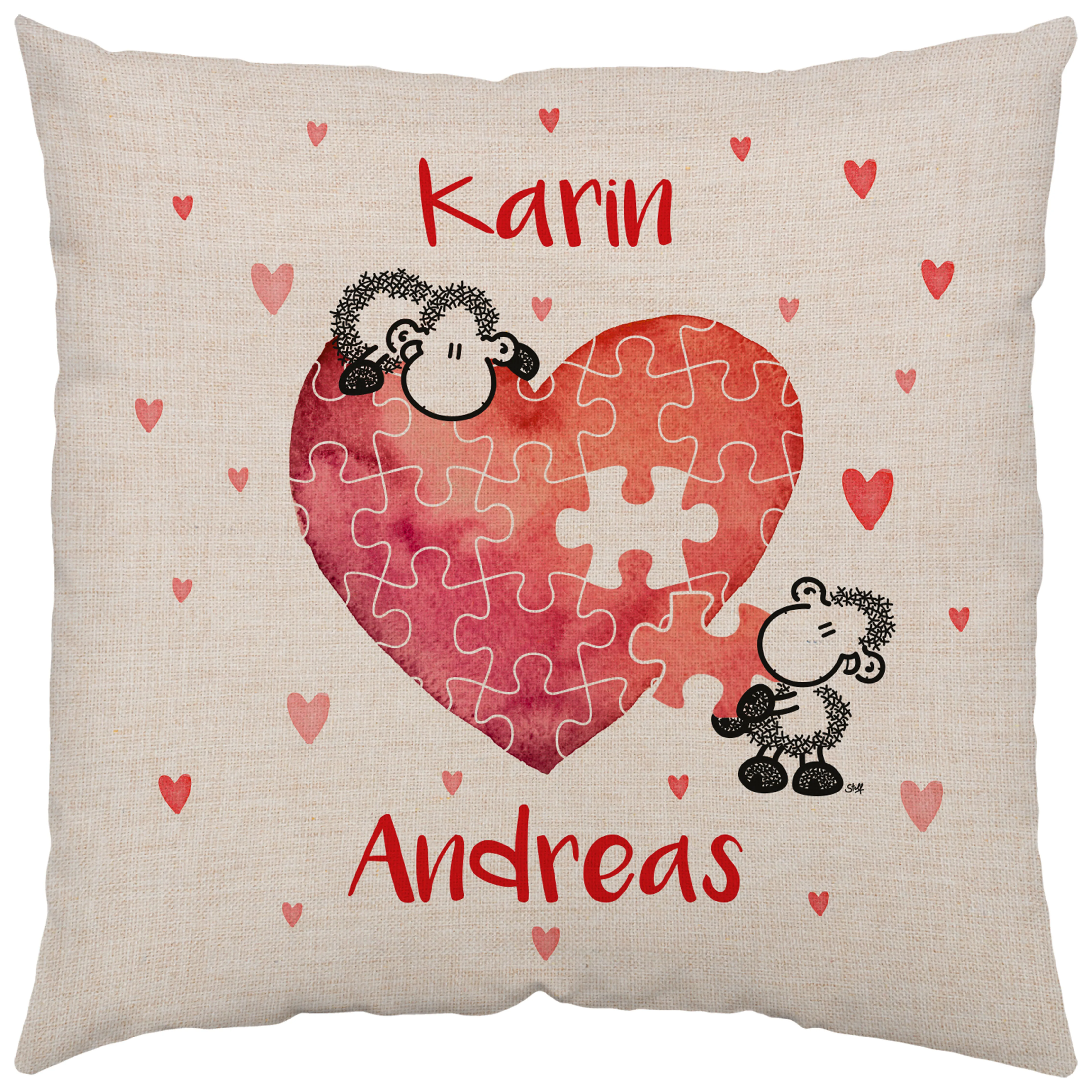 Beiges Kissen mit rotem Herz-Puzzle und zwei Schäfchen, personalisiert mit Karin und Andreas