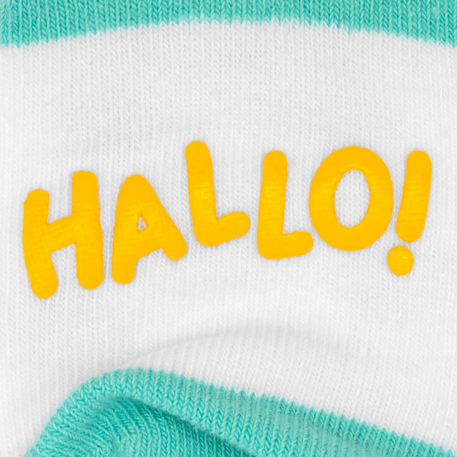 Weiße Babysocken mit gelbem HALLO!-Aufdruck und türkisfarbener Rand