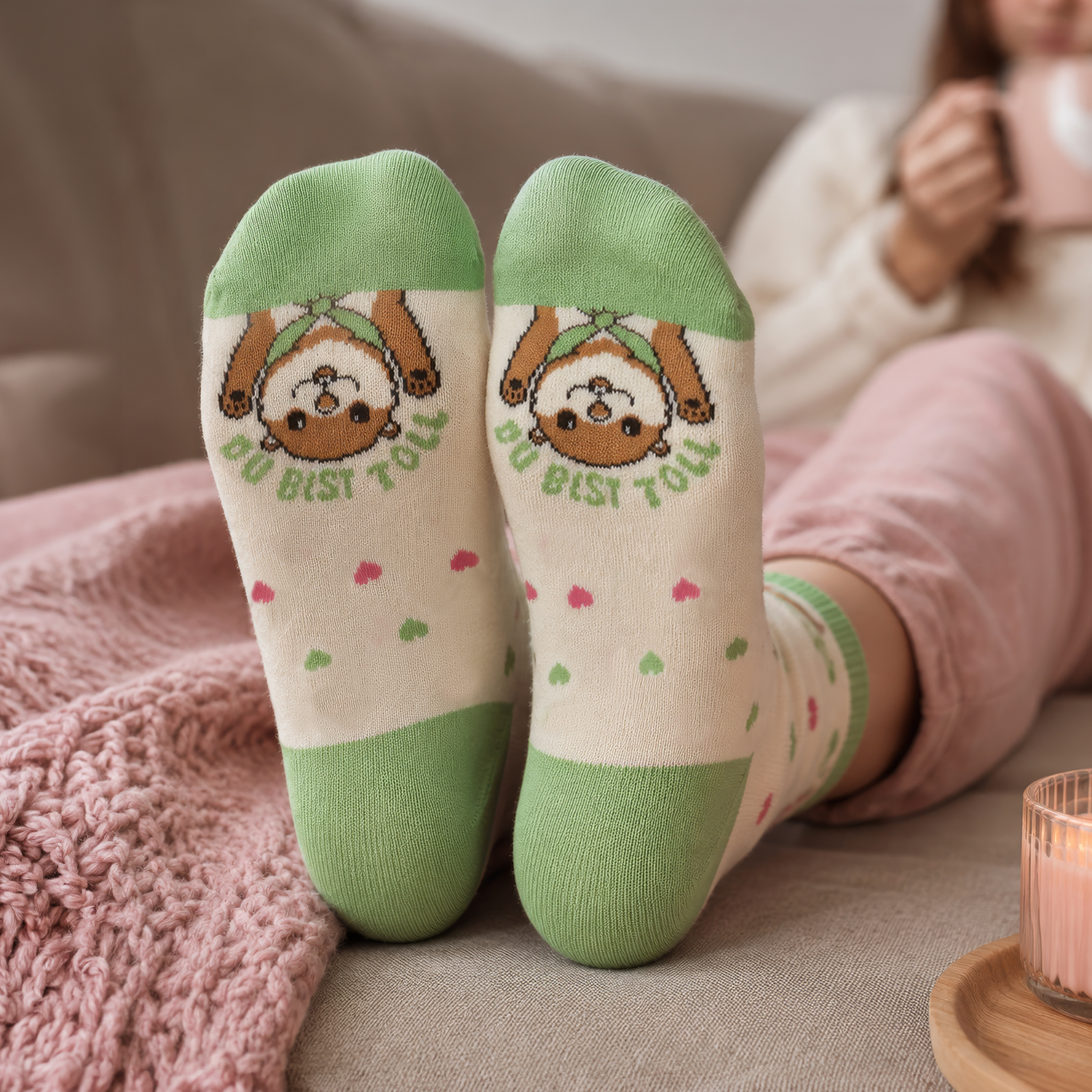 Zaubersocken mit Schaf-Motiv in Weiß, grünem Zehenbereich und Spruch 'Du bist toll!'.