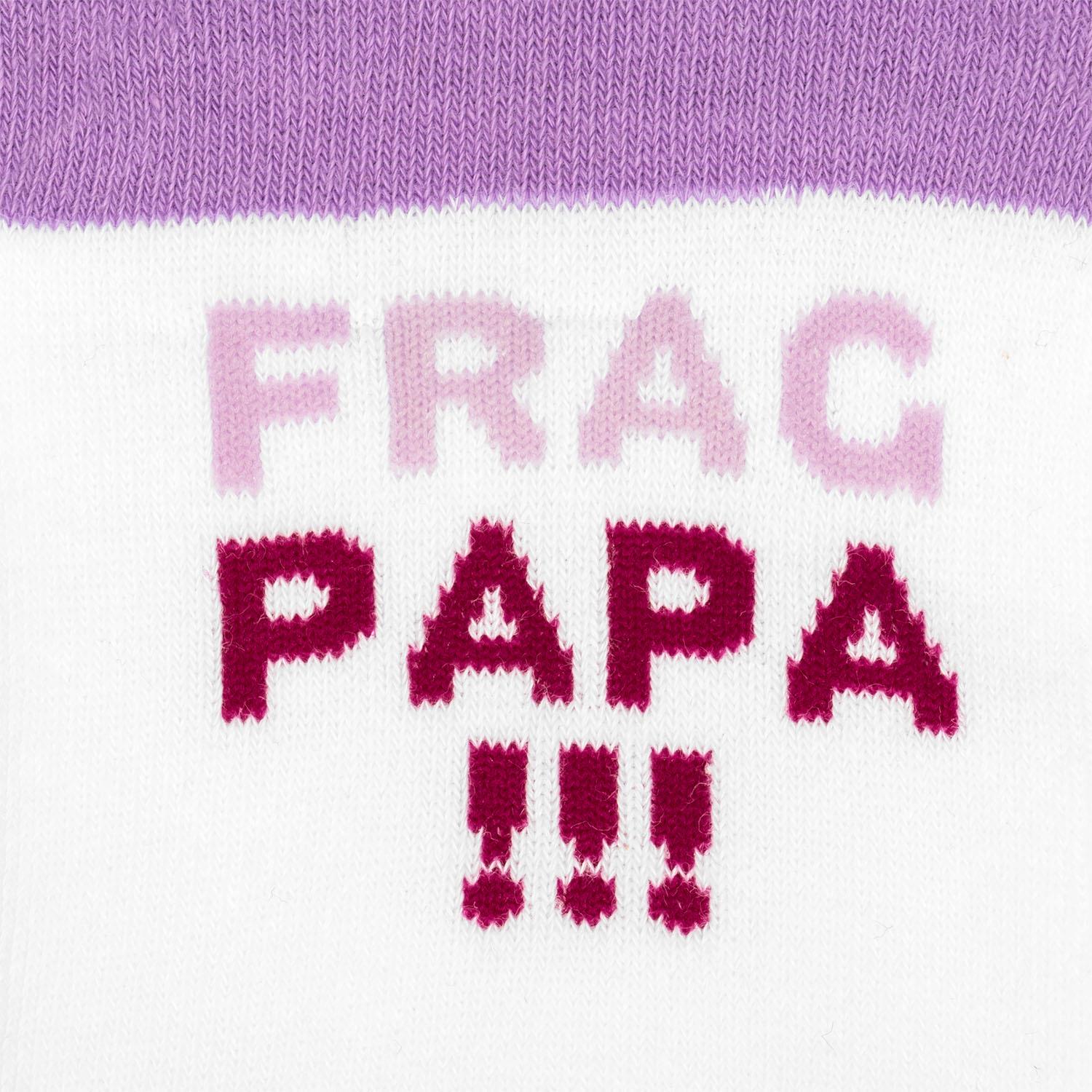 Weiße Socke mit lila Rand und pinkem Schriftzug Mama macht Pause