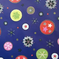 Geschenkpapier mit bunten Sternen- und Kreis Motiven auf blauem Hintergrund