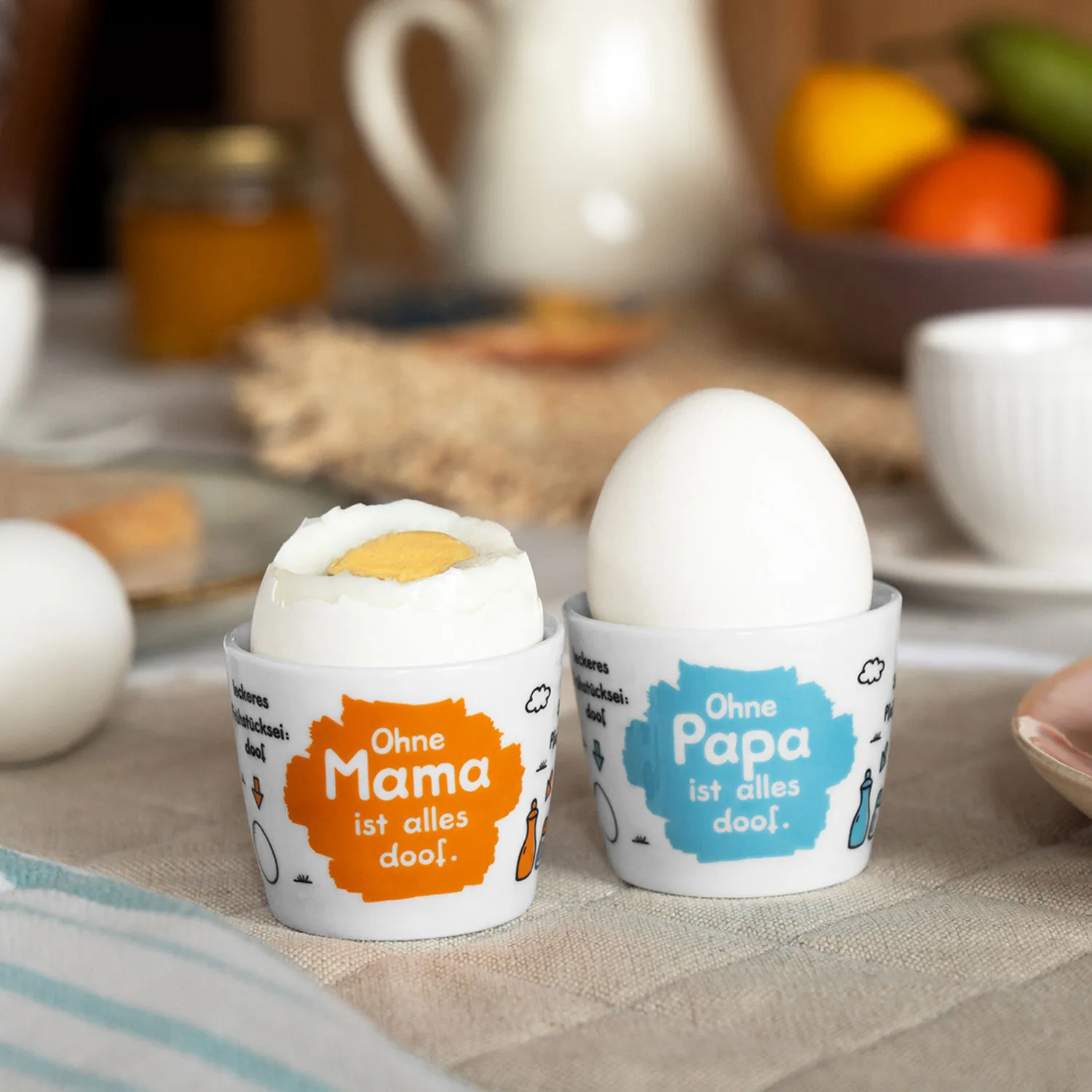 Porzellan-Eierbecher mit Spruch »Ohne Mama ist alles doof« in Orange- und Blau-Print