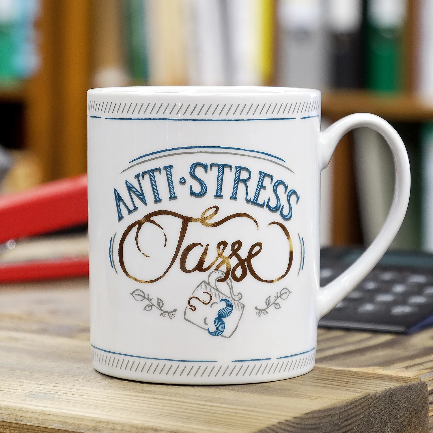Weiße Porzellan-Tasse XL mit Anti-Stress-Schriftzug und blauen Ornamenten