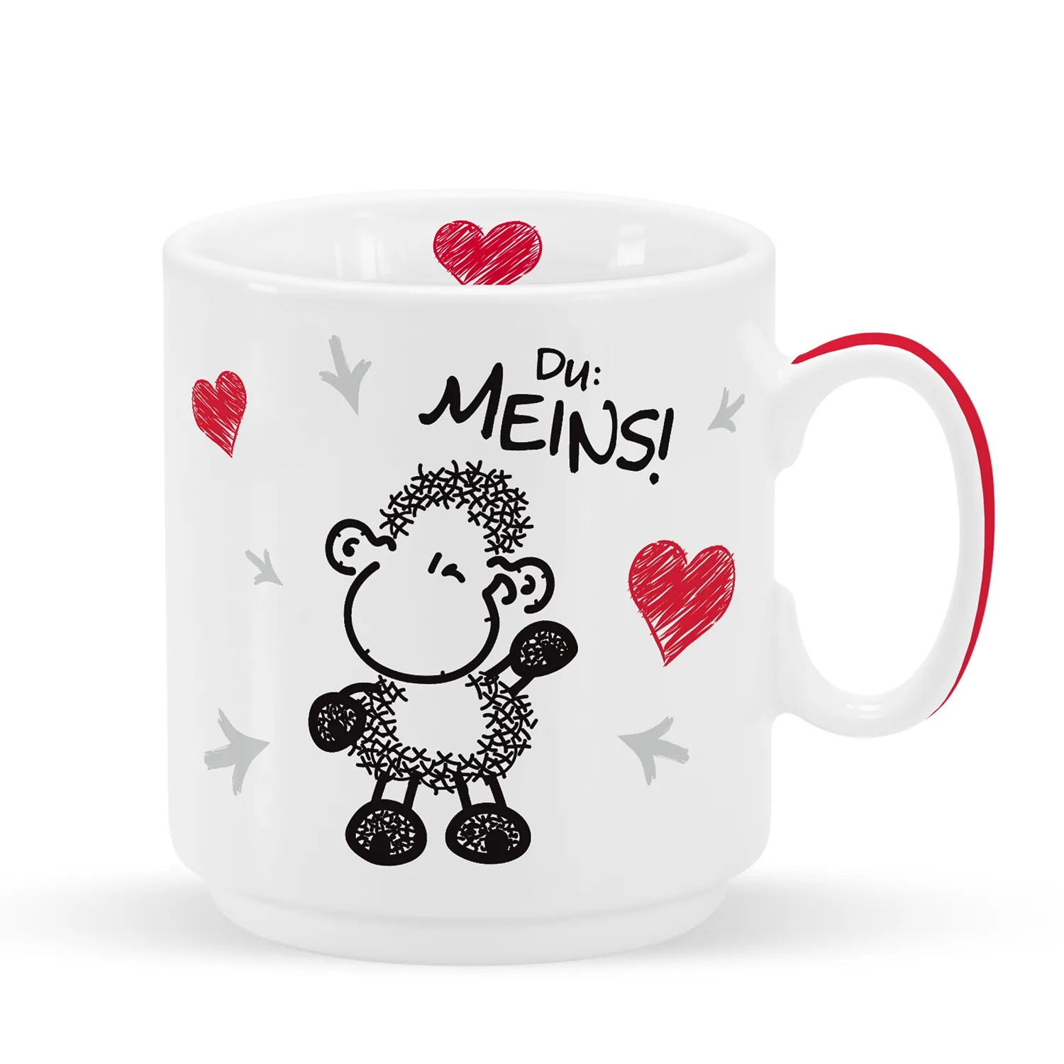 Weiße Porzellan-Tasse mit Schaf-Motiv, roten Herzen und rotem Henkel.