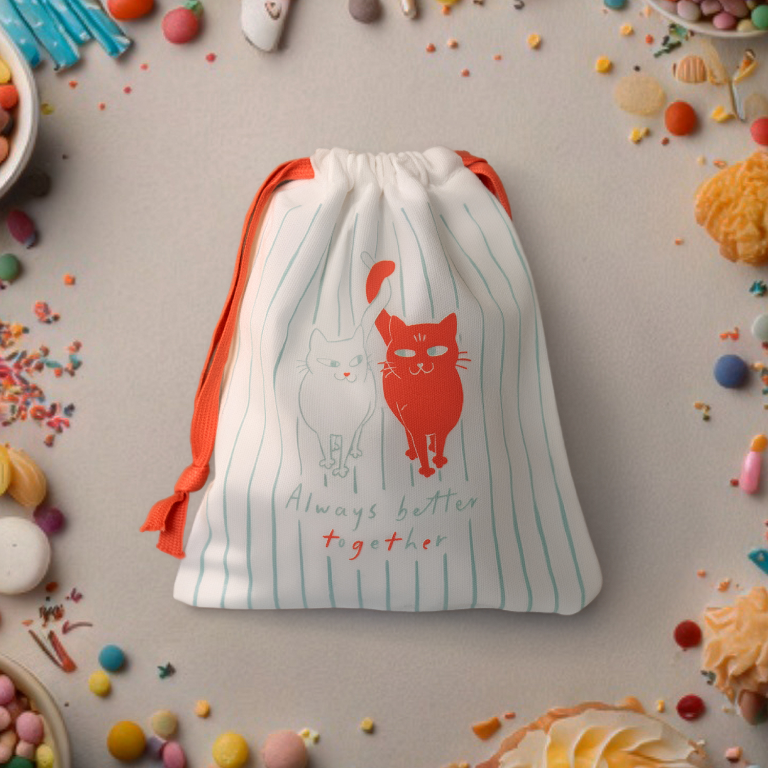 Weißes Geschenksäckchen mit Katzen-Druck und blauen Streifen, orange Zugband